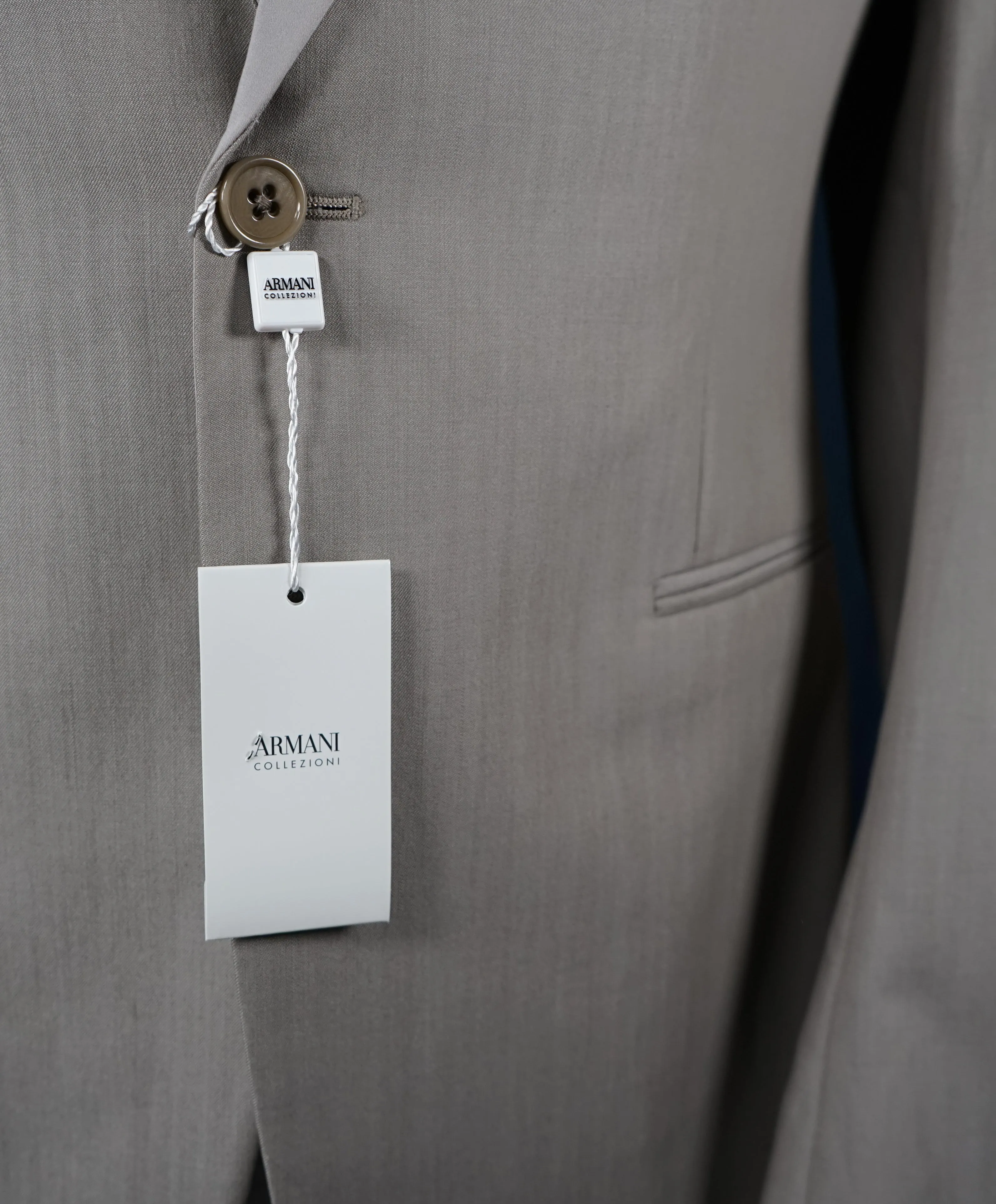 ARMANI COLLEZIONI - “M Line” Slim Beige Stone Summer Suit Tonal Satin Lapel - 40R