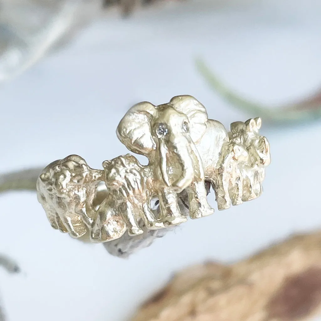 Big 5 Relief Ring in Yellow Gold
