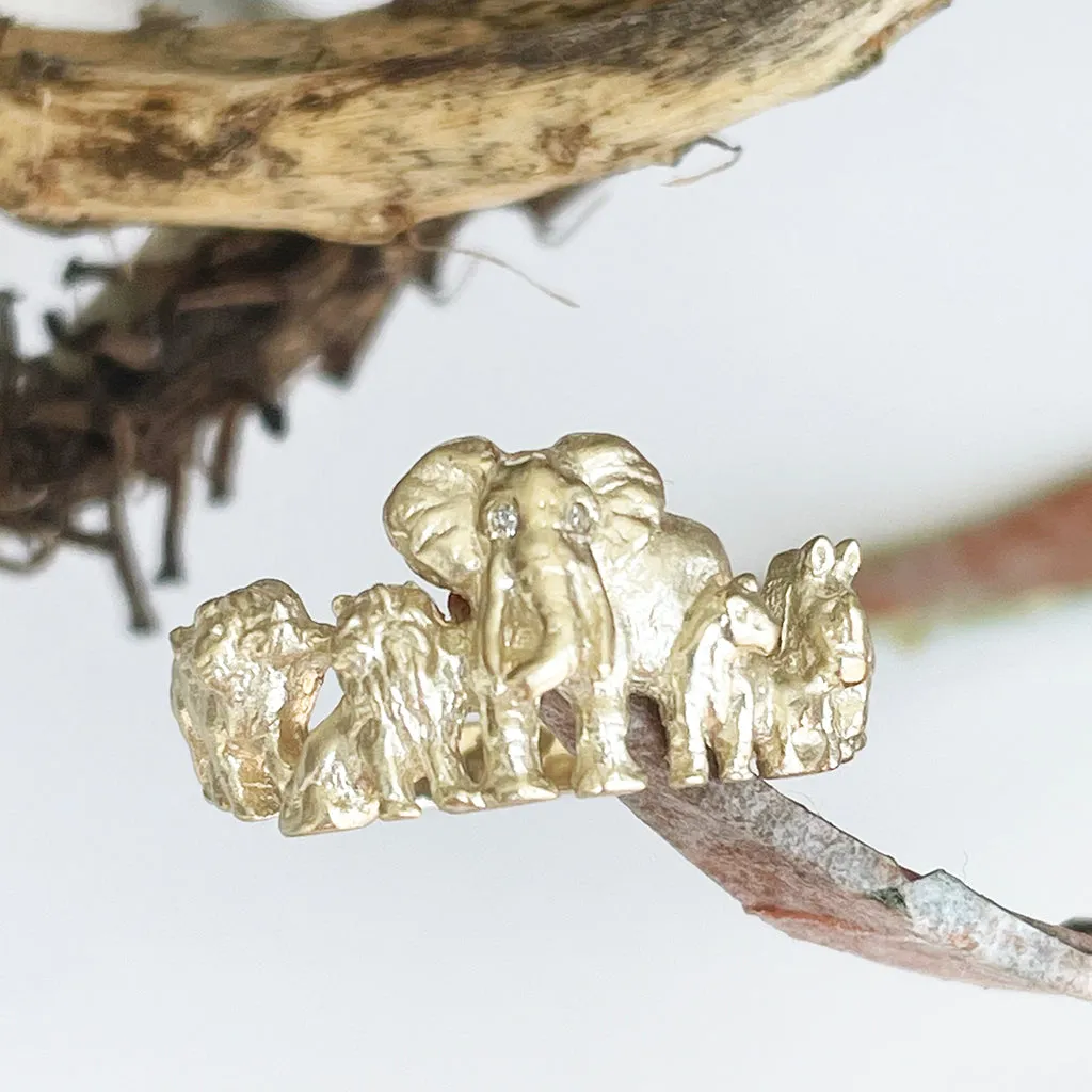Big 5 Relief Ring in Yellow Gold
