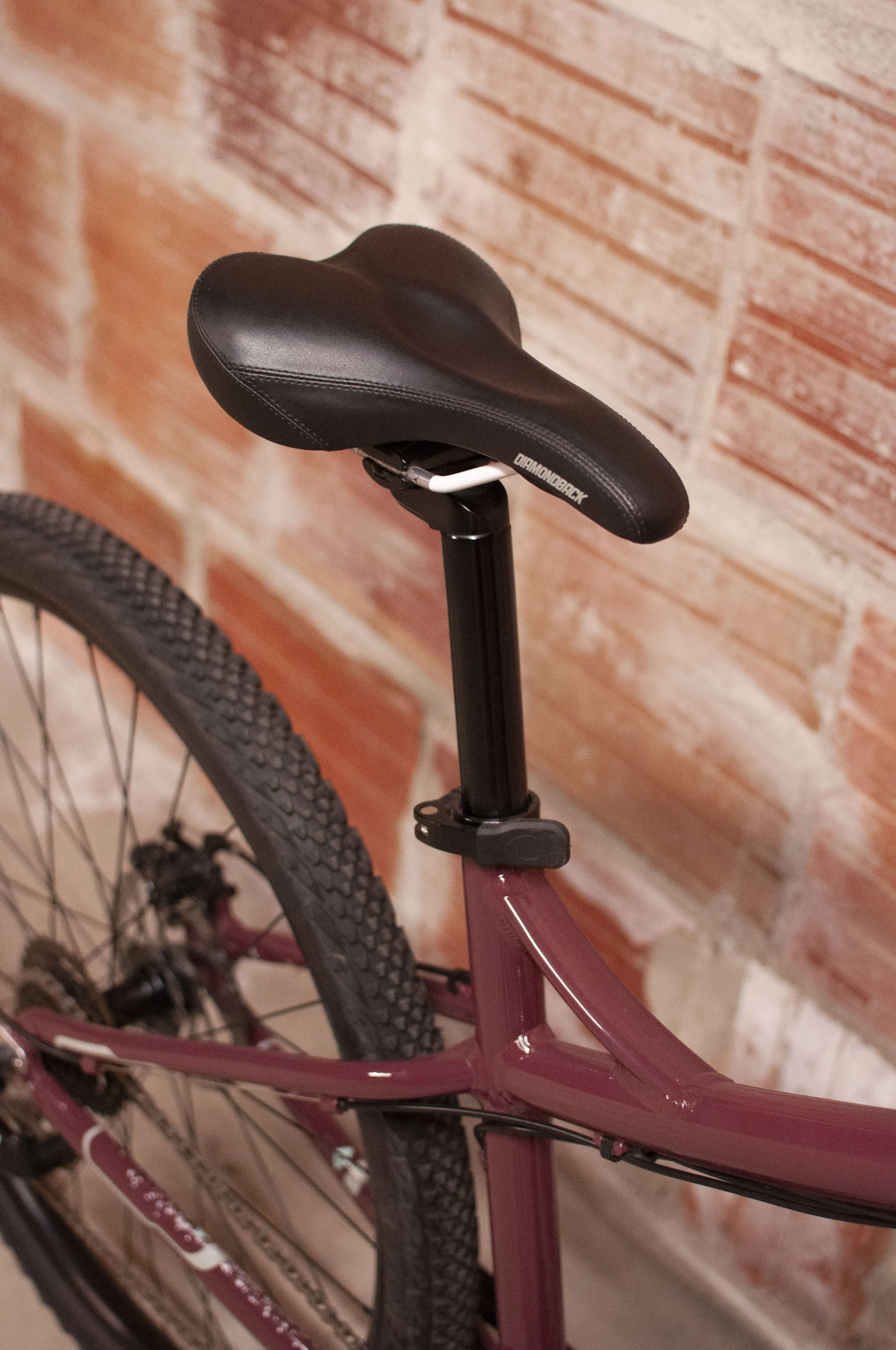 Diamondback Lux 1 Aluminum Women's Crosscountry/Hardtail Mountain Bike, Maroon, M