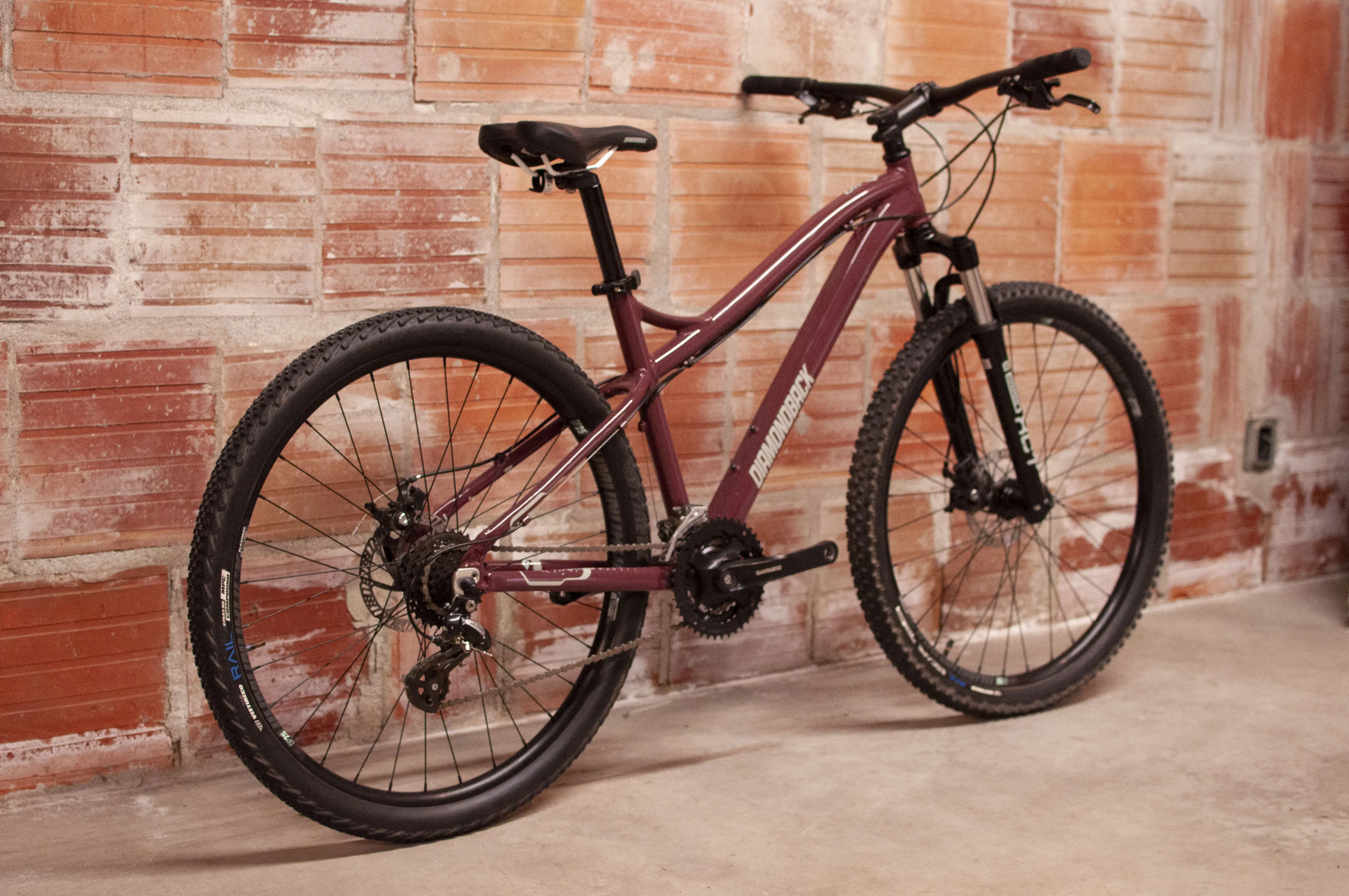 Diamondback Lux 1 Aluminum Women's Crosscountry/Hardtail Mountain Bike, Maroon, M