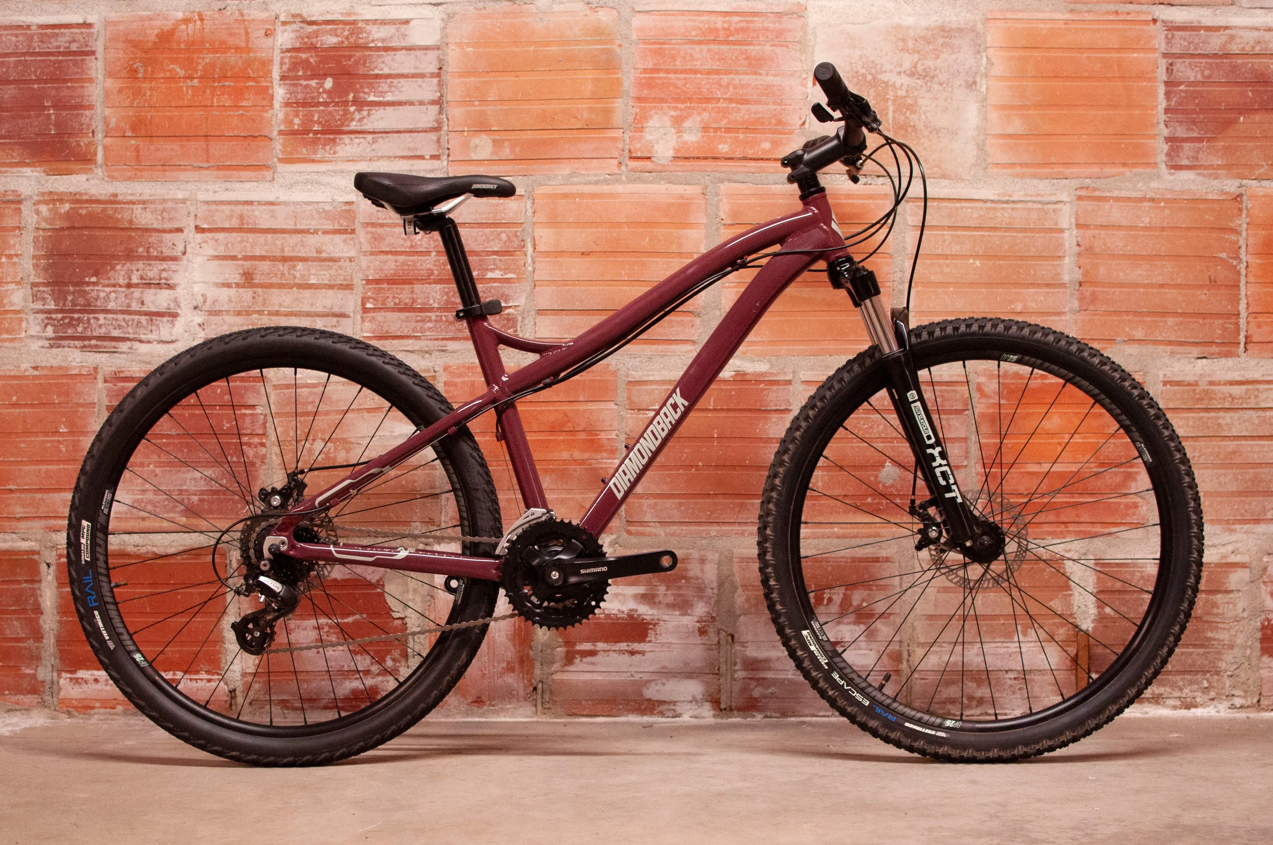 Diamondback Lux 1 Aluminum Women's Crosscountry/Hardtail Mountain Bike, Maroon, M