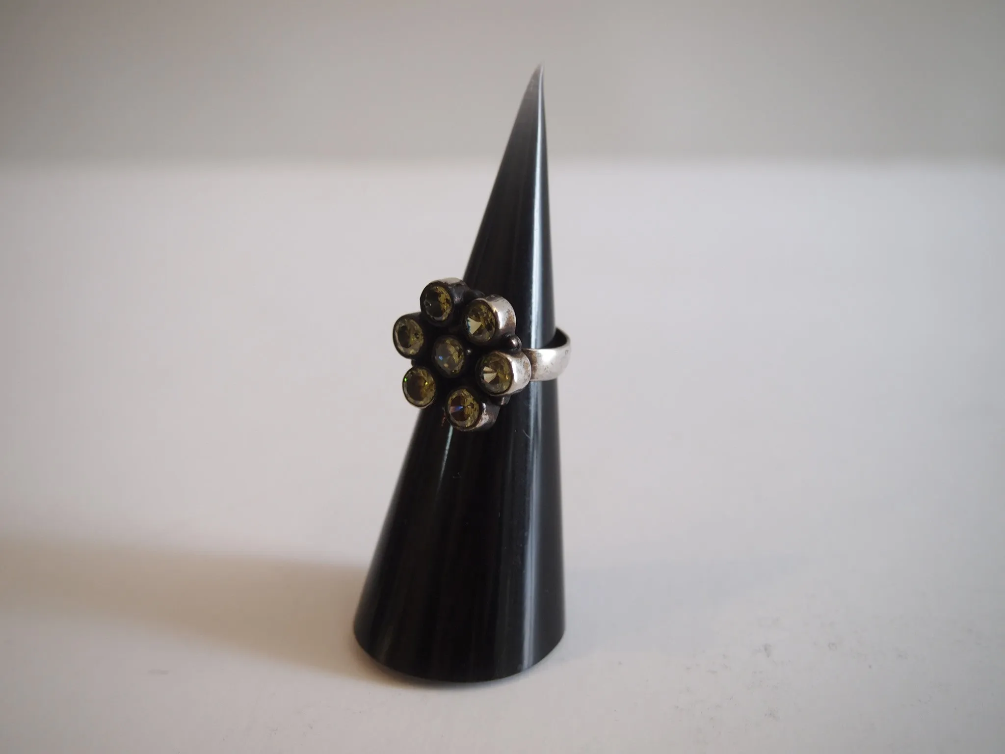 Handmade ring with green quartz flower