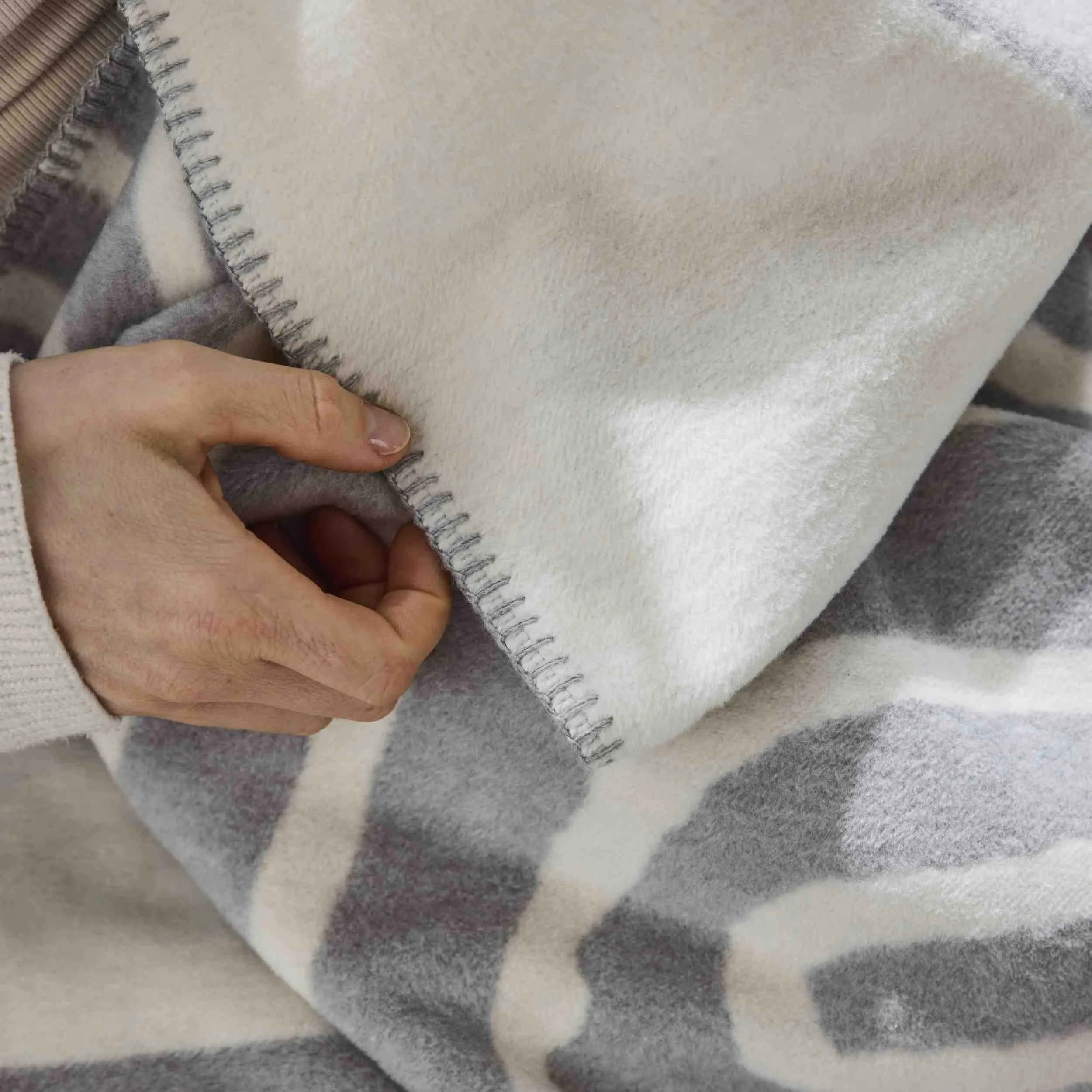 Ibena Telawi Luxury Blanket - Grey/White