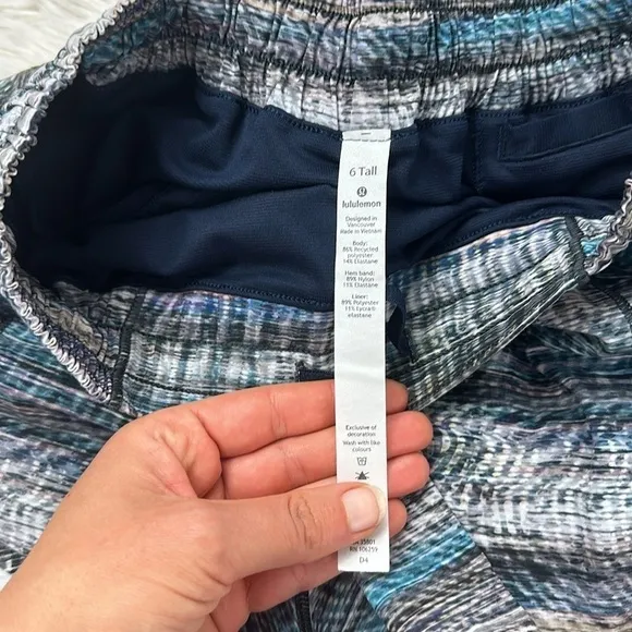 Lululemon Hotty Hot Short *Long 4&quot; Digital Oasis Grey Multi / True Navy