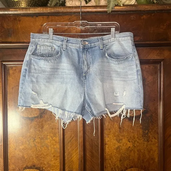 NWT L’Agence- Audrey Mid Rise Short. Size 33
