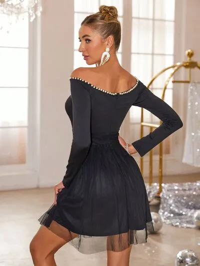 Off-shoulderjurk met parelrand en mesh zoom