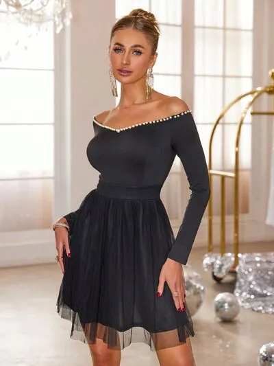 Off-shoulderjurk met parelrand en mesh zoom