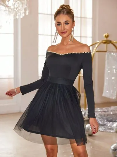 Off-shoulderjurk met parelrand en mesh zoom