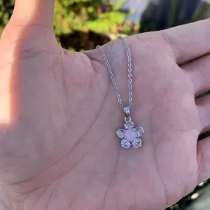 SILVER MANUKA FLOWER PENDANT WITH A ROSE QUARTZ CENTRE STONE.