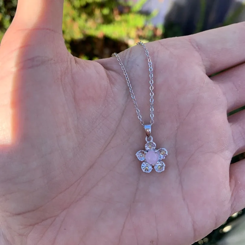 SILVER MANUKA FLOWER PENDANT WITH A ROSE QUARTZ CENTRE STONE.