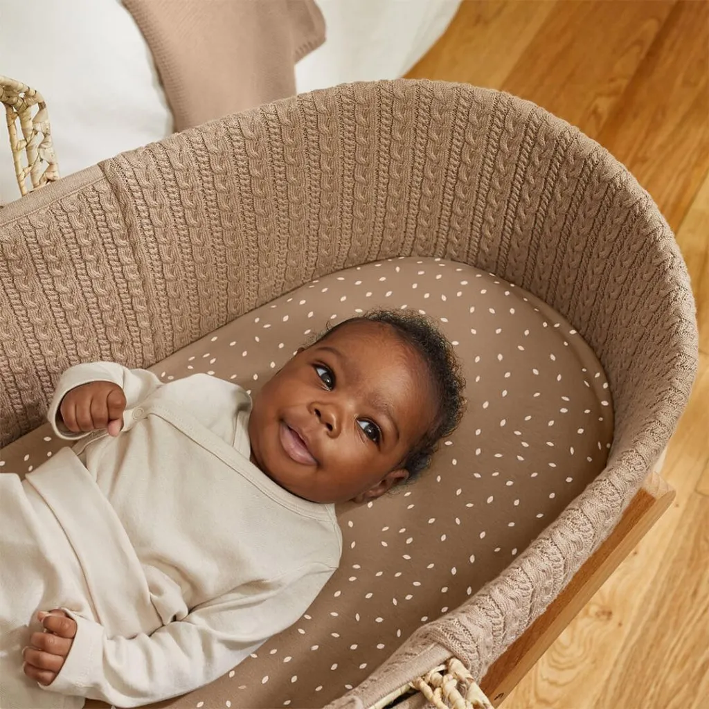 THE LITTLE GREEN SHEEP Organic Knitted Moses Basket & Mattress - Truffle