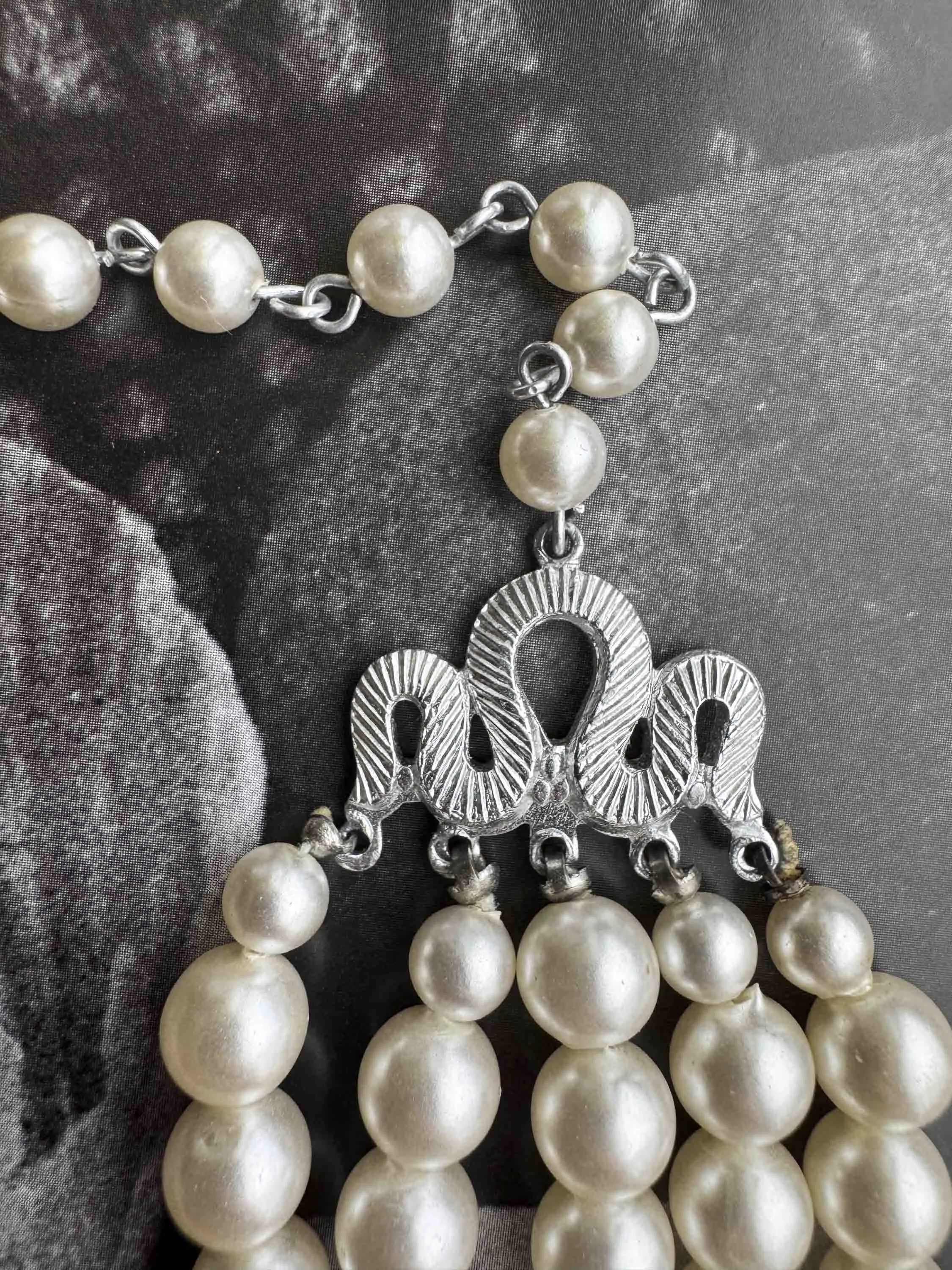 Vintage Multi-Strand Pearl Necklace – Classic Hollywood Glam