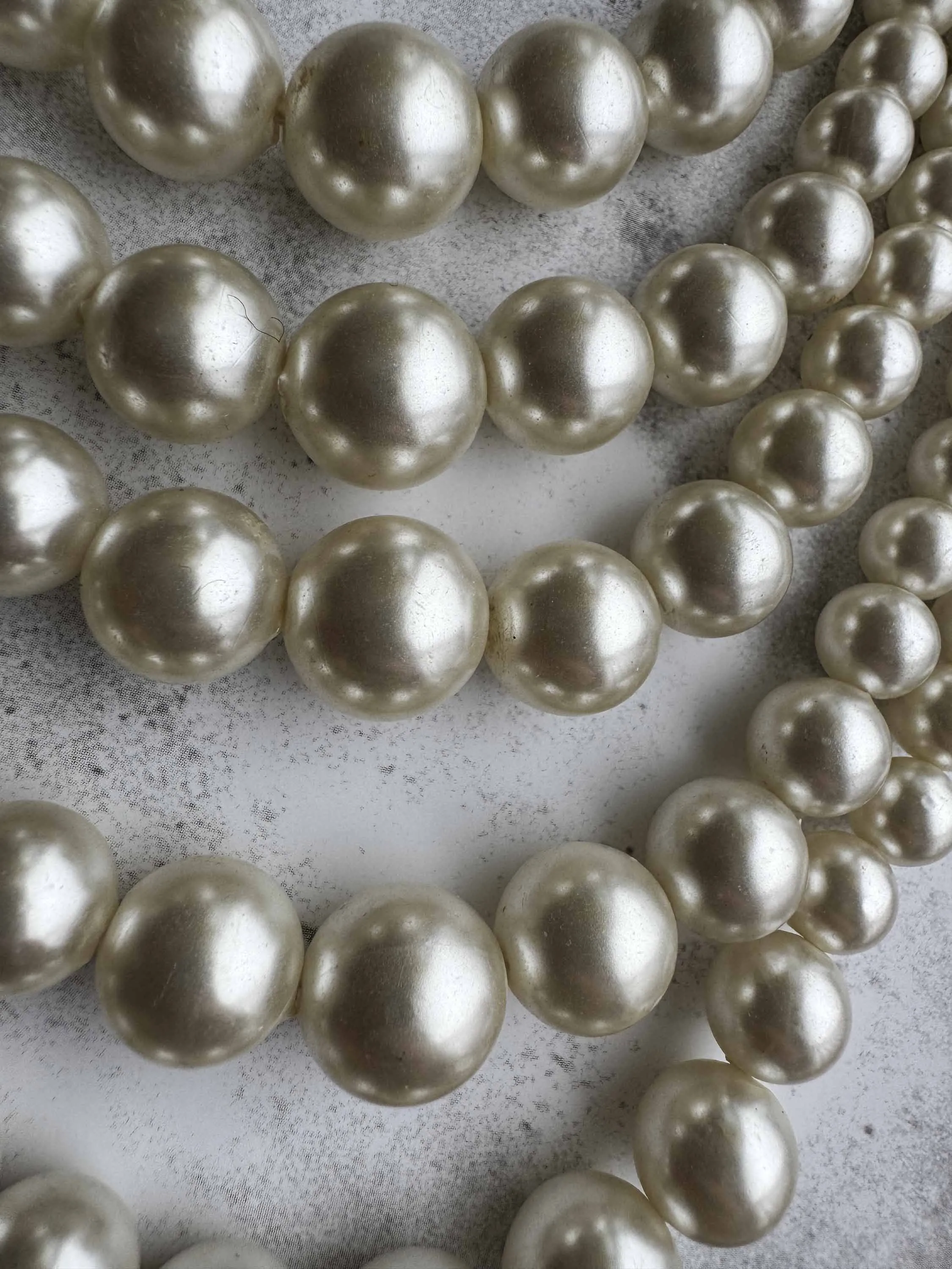 Vintage Multi-Strand Pearl Necklace – Classic Hollywood Glam