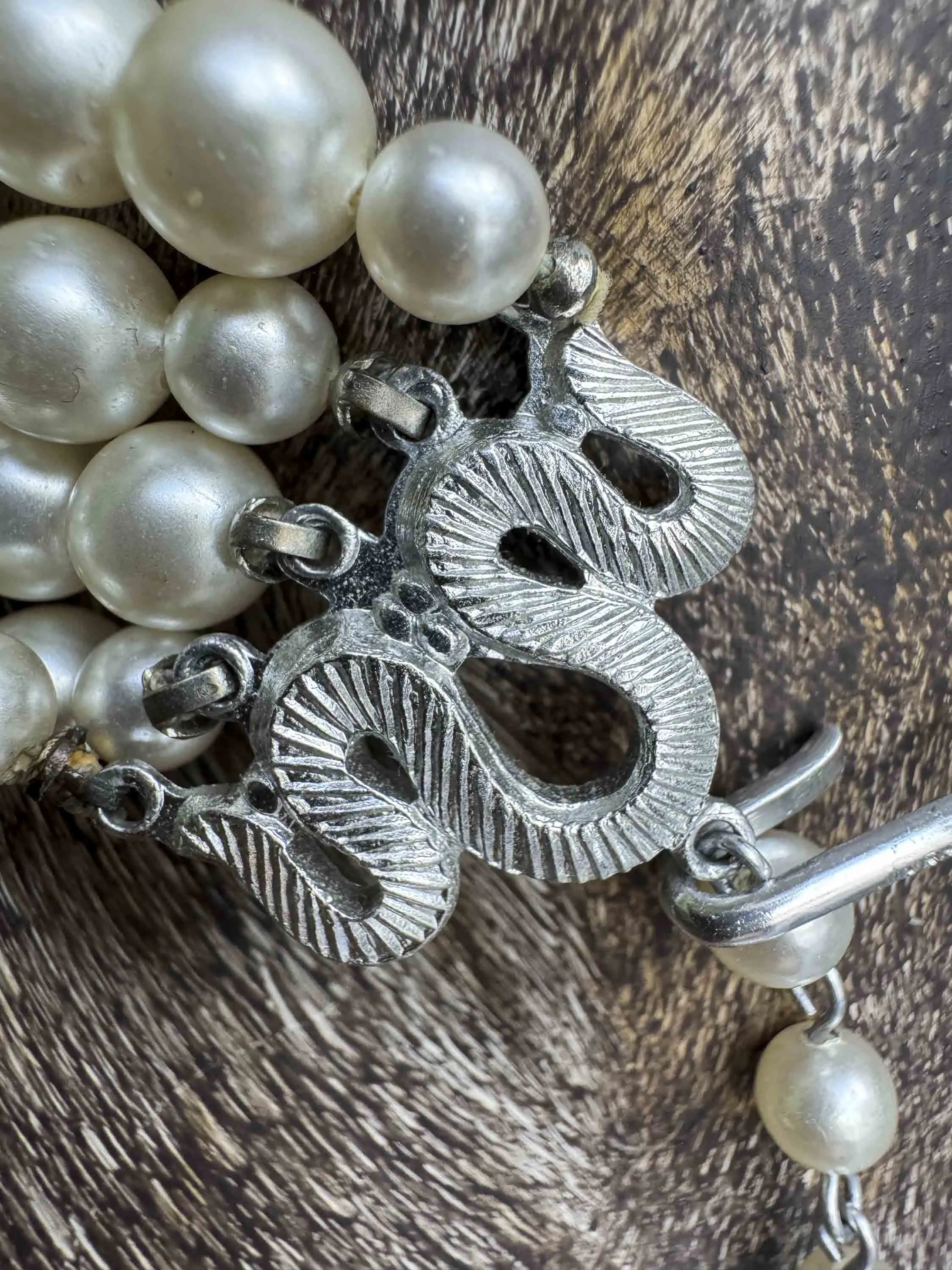Vintage Multi-Strand Pearl Necklace – Classic Hollywood Glam